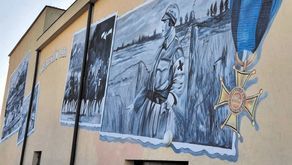Mural przedstawia m.in. sanitariuszkę Teresę Grodzińską, pierwszą kobietę odznaczoną Orderem Virtuti Militari w II Rzeczypospolitej