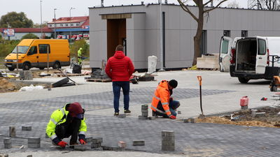 Budynek administracyjny z szatnią i toaletami jest już niemal gotowy. Na placu trwają jeszcze prace brukarskie