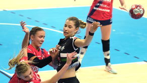 Aleksandra Rosiak (w czarnym stroju) jest jedną z powołanych zawodniczek MKS Perła Lublin