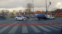 Lublin: Wjechał na czerwonym na rondo Dmowskiego. Skończyło się dachowaniem innego auta [wideo]