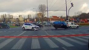 Lublin: Wjechał na czerwonym na rondo Dmowskiego. Skończyło się dachowaniem innego auta [wideo]