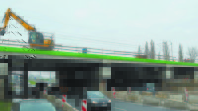 Wciąż zwężona jest jezdnia pod wiaduktem nad ul. Diamentową