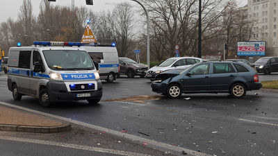 Lublin: Wypadek na Al. Solidarności. Zderzenie trzech samochodów, dziecko zabrane do szpitala