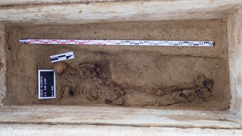 Szkielety znajdowały się pod współczesnymi pochówkami 