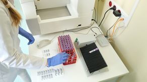 Jeśli jesteś ozdrowieńcem, po 28 dniach od zakończenia izolacji możesz zgłosić się do Regionalnego Centrum Krwiodawstwa i Krwiolecznictwa w Lublinie w celu oddania osocza