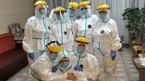 Ubrane w kombinezony ochronne śpiewają i tańczą. Skąd ta radość w DPS w Tyszowcach?