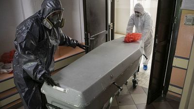 Odkażone zwłoki, w specjalnym „opakowaniu”. Tak teraz wygląda pochówek zmarłych na Covid-19