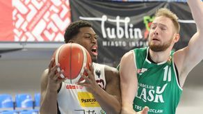 Armani Moore (z piłką) to jedno z największych rozczarowań tego sezonu w Energa Basket Lidze