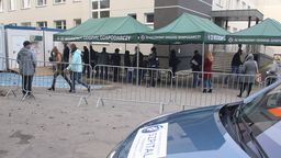 Tłum pacjentów przed szpitalem w kolejce do lekarzy. "Trzeba stać tak długo, że niektórym przepadają terminy"