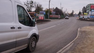 Ul. Okszowska w Chełmie przy skrzyżowaniu z ul. Hutniczą i wjeździe do hurtowni