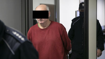 Zaatakował matkę siekierą, bo nie mogła odebrać go ze szpitala. Syn stanął przed sądem