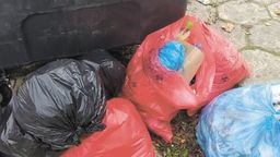 Odpady znaleziono w śmietnikach komunalnych na os. Śródmieście