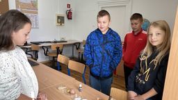 Uczniowie po lekcjach przeprowadzali eksperymenty