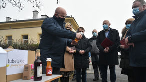 Miód, sok i suszone owoce. Tak marszałek wspiera lubelskich medyków