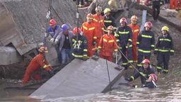 Siedem osób zginęło, a pięć zostało rannych w wyniku zawalenia się mostu, który był w trakcie remontu