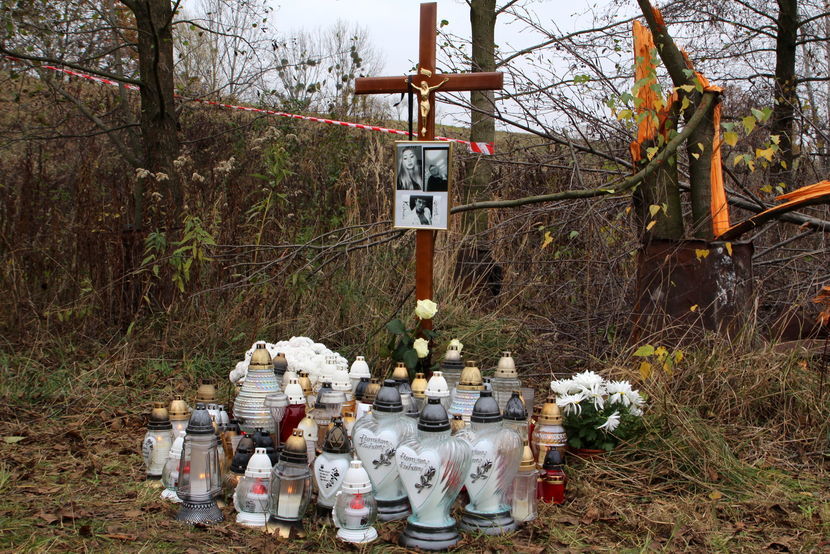 W miejscu tragicznej śmierci trójki nastolatków stanął krzyż, pod którym od czwartku przybywa zniczy i kwiatów