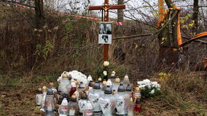 W miejscu tragicznej śmierci trójki nastolatków stanął krzyż, pod którym od czwartku przybywa zniczy i kwiatów