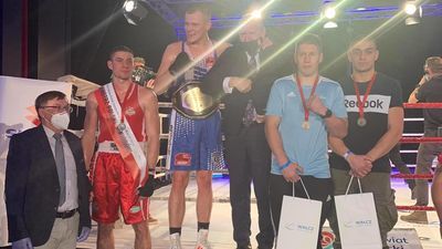 Wiktor Szadkowski (z czerwonym stroju) zdobył pierwszy w swojej karierze medal seniorskich mistrzostw Polski

