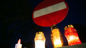 Zamknięta brama, zamknięte budki, ale znicze na cmentarzu w Zamościu płoną