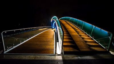 Lublin: Dwupoziomowa kładka łączy dwa brzegi Bystrzycy. Tak się prezentuje po zmroku