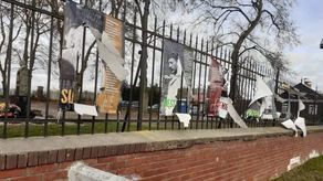 Zniszczona wystawa „Wyszyńskiego i Wojtyły gramatyka życia” w Rejowcu