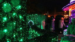 Świecących zamków, labiryntów, czy konstrukcji w kształcie prezentów tej zimy w Puławach nie zobaczymy. Nowa iluminacja będzie składać się z dużej choinki oraz 95 ozdób latarniowych