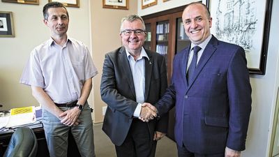 Prof. Jean Poesen (w środku), etatowy pracownik UMCS, jest najwyżej sklasyfikowanym lubelskim naukowcem w rankingu TOP 2% 2019. Na zdjęciu z obecnym rektorem UMCS prof. Radosławem Dobrowolskimi (z prawej) i dr. hab. Wojciechem Zgłobickim 