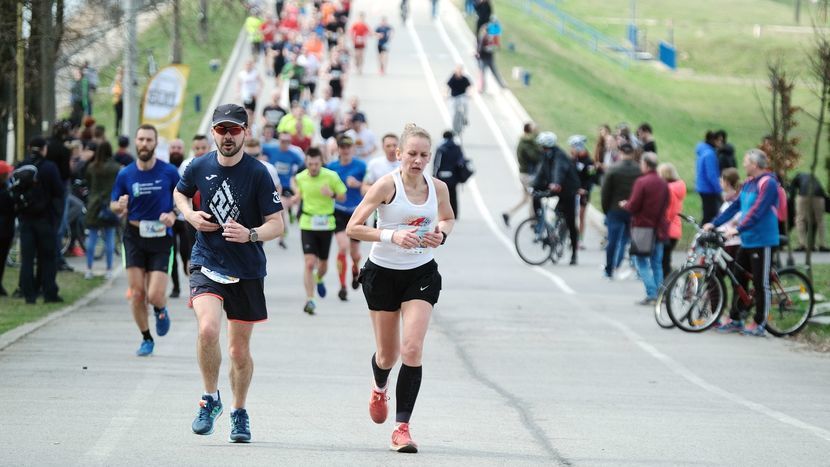 Dycha do Maratonu to jedna z serii biegów organizowanych przez Fundację Rozwoju Sportu. Na zdjęciu bieg z kwietnia 2019