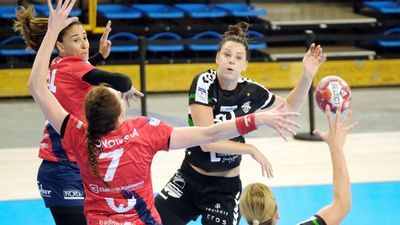 Marta Gęga (przodem) zdobyła wczoraj aż 7 bramek
