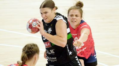 Fragment rywalizacji obu ekip w pierwszej rundzie. Perła pokonała wówczas Piotrcovię 28:26