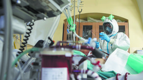 Jak się leczy pacjentów z COVID-19? Osocze, remdesivir, amantadyna, tocilizumab