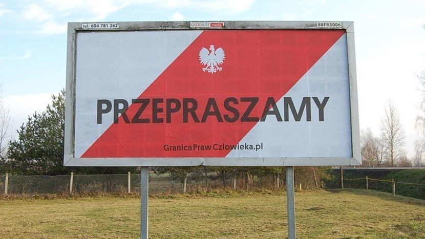 Taki baner w grudniu ubiegłego roku stanął przy przejściu granicznym w Terespolu. Organizacje pozarządowe „przepraszały” uchodźców za łamanie prawa przez polskie władze
