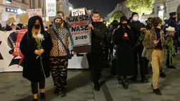 Protest kobiet w Lublinie 1 listopada. Bez okrzyków, ale z tekturową trumną dla PiS