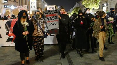 Protest kobiet w Lublinie 1 listopada. Bez okrzyków, ale z tekturową trumną dla PiS
