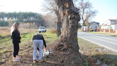 Tragiczna śmierć nastolatków w Gościeradowie. Ludzie stawiają znicze, a wokół leżą jeszcze resztki samochodu
