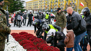 Motocykliści uczcili Święto Niepodległości. Przejechali przez Zamość i zapalili znicze [zdjęcia]