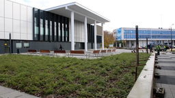 Demontaż ogrodzenia odsłonił widok na przebudowany gmach Domu Chemika. Puławianie zyskali również dostęp do nowego placu przed wejściem z ławkami, zielenią i stojakiem na rowery