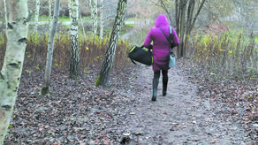 Cywilizowane dojście z peronu do osiedla ma powstać w miejscu ścieżki wydeptanej przez podróżnych pomiędzy drzewami na zboczu