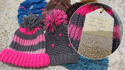 Dziergają szaliki i czapki dla dzieci z dworca Brześć