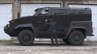 326 koni mechanicznych. Policja ma nowy pojazd opancerzony [wideo]