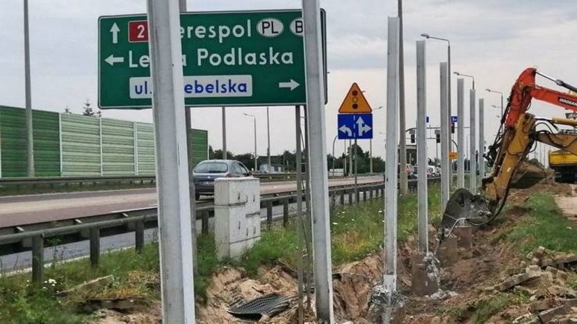 W związku z budową ronda przy ulicy Terebelskiej, objazdy skierowano na ulicę Sitnicką