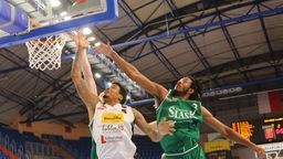 Sherron Dorsey-Walker (w białym stroju) był najlepszym zawodnikiem Pszczółki Start Lublin w meczu w  Szombathely