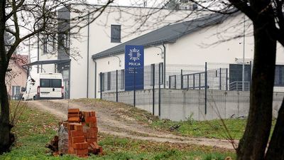 Nowy Komisariat Policji w Annopolu znajduje się tuż przy drodze krajowej nr 74. Od tej strony można też podjechać pod nowy budynek.