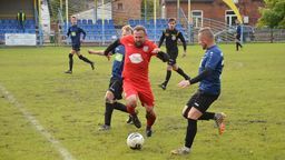 Trener Brata-Cukrownika Andrzej Ignaciuk (czerwony strój): jak nie możesz wygrać meczu to przynajmniej go zremisuj