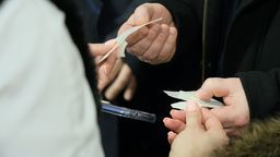 Bez wizyty po kolędzie będzie krucho z finansami. Parafia z Lublina już nie roznosi, tylko sprzedaje opłatki