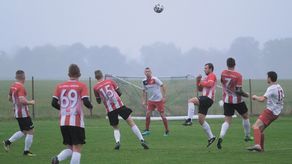 – Lockdown uniemożliwił nam grę, ale do treningów ponownie wróciliśmy już w maju – opowiada Sławomir Sarna, prezes występującego w lubelskiej klasie okręgowej Sokoła Konopnica. Na zdjęciu mecz Sokół Konopnica - Orzeł Urzędów