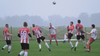 – Lockdown uniemożliwił nam grę, ale do treningów ponownie wróciliśmy już w maju – opowiada Sławomir Sarna, prezes występującego w lubelskiej klasie okręgowej Sokoła Konopnica. Na zdjęciu mecz Sokół Konopnica - Orzeł Urzędów