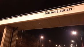 "Zabijacie kobiety". Plakaty na wiadukcie w Lublinie