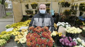 Łukasz Folusz, który pod Lublinem produkuje chryzantemy