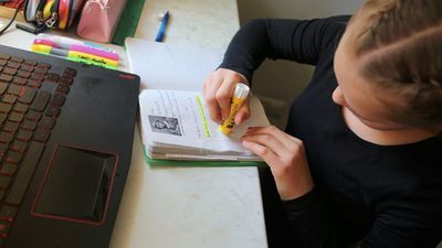 Zdalna nauka. W mniejszych miejscowościach uczniowie mają kłopoty z internetem  